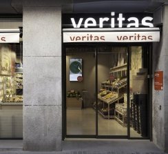 La empresa ha instalado diferentes pantallas de forma estratégica en cada área de sus tiendas.