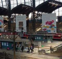 Carteles gigantes en la estación central de trenes de Hamburgo.