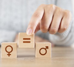 Para 2030, el objetivo es la paridad al 50% entre hombres y mujeres en las nuevas contrataciones de personal profesional.