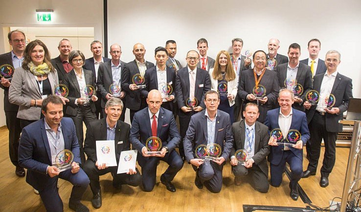 Al finalizar la ceremonia de entrega de los premios, foto de familia con los galardonados. 