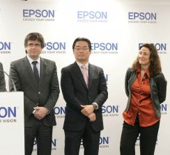 Ernest Quingles (Vicepresidente Business Sales Epson Europe y CEO de Epson Francia, España y Portugal), Carles Puigdemont (President de la Generalitat de Catalunya), Kazuyoshi Yamamoto (Presidente de Epson Europe) y Mercè Conesa (Alcaldesa de Sant Cugat).