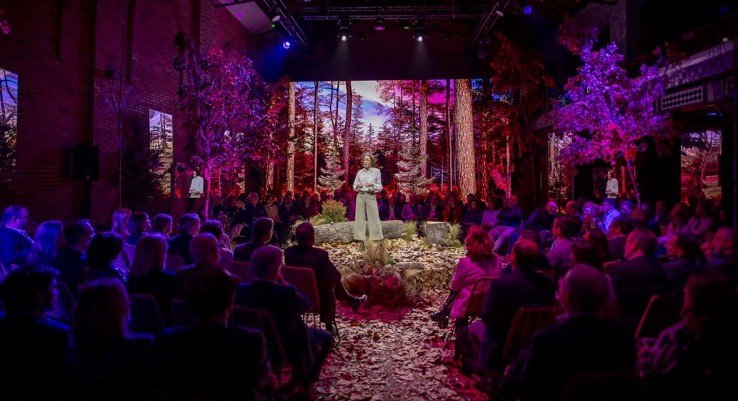 La escenografía transportó a los asistentes a un bosque otoñal con decoración natural (hojas caídas, abetos de Navidad recuperados).