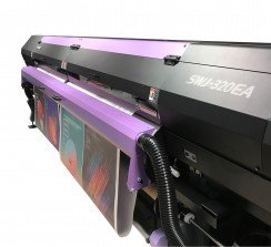 La impresora Mimaki SWJ-320EA con la Unidad de purificación del aire BOFA.