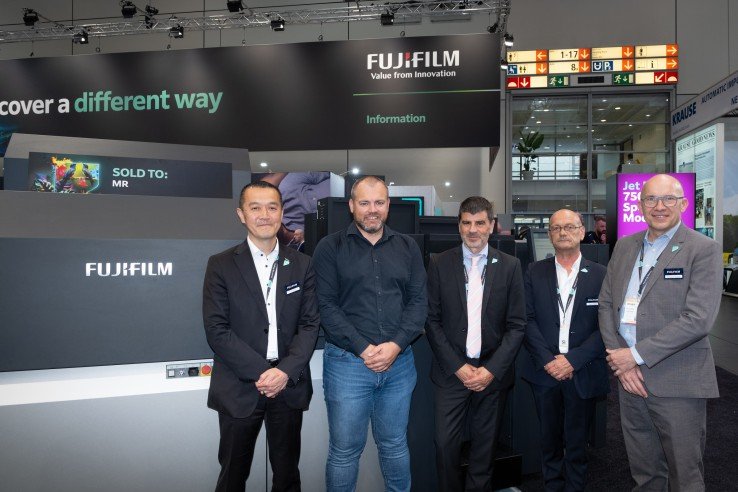 En drupa, Taro Aoki, director de soluciones de prensa digital (Fujifilm Europe), Jonathon Mihy (MR Cartonnage), Joaquim Ventura (Fujifilm Graphic Digital Print France), Denis Radet (Fujifilm Europe) y Philippe Vautier (Fujifilm Europe).