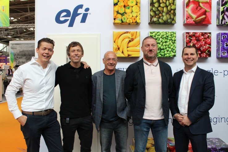 Responsables de EFI y Durham Box se reunieron en FESPA Múnich para anunciar la adquisición de la nueva Nozomi.