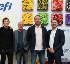 Responsables de EFI y Durham Box se reunieron en FESPA Múnich para anunciar la adquisición de la nueva Nozomi.