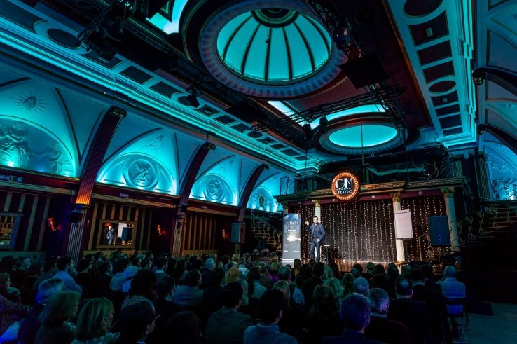  El Teatro Gran Maestre acogió el evento, en el que participó el mentalista Javier Luxor.