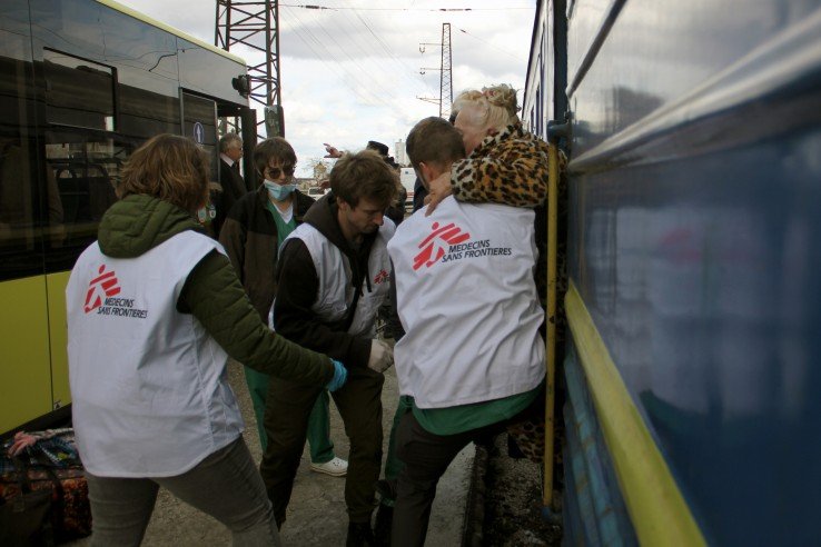 Se ha habilitado un tren como clínica de emergencia para trasladar a los pacientes lejos de la zona de conflicto.