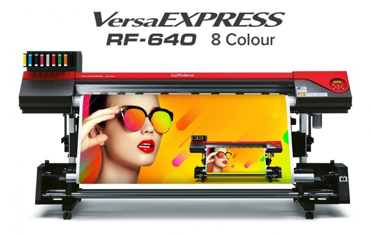 Además de la configuración de doble CMYK, este equipo incorpora los colores negro claro, rojo, verde y naranja.