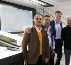 Directivos de ambas compañías, durante la visita a la planta de Torredonjimeno, Jaén.