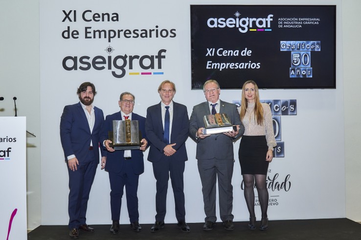 Vicente Blanca Medina y Juan Manuel Portillo Alcaide, los homenajeados este año, junto al presidente de Aseigraf, en el centro, y acompañantes.