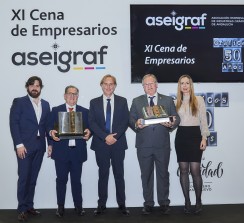 Vicente Blanca Medina y Juan Manuel Portillo Alcaide, los homenajeados este año, junto al presidente de Aseigraf, en el centro, y acompañantes.