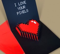 Tarjeta pop up con un troquel interno de un corazón pixelado que se despliega cuando se abre.