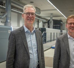 Ralf Sammeck, CEO de Koenig & Bauer Sheetfed, y Daniel Velema, director general de Koenig & Bauer Durst en la nueva sala, en Radebeul.