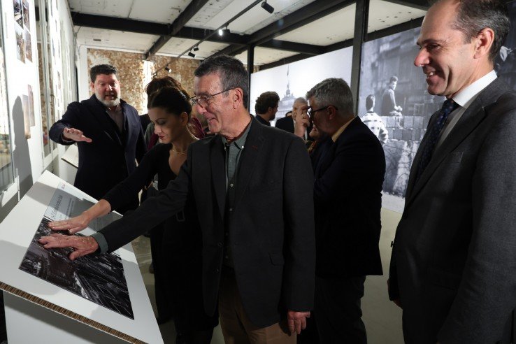 El fotógrafo Manuel P. Barriopedro descubre su fotografía del 23-F impresa en relieve junto a Javier Tabernero, Presidente y Consejero Delegado de Canon en España y Portugal.