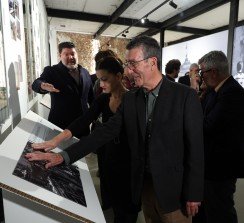 El fotógrafo Manuel P. Barriopedro descubre su fotografía del 23-F impresa en relieve junto a Javier Tabernero, Presidente y Consejero Delegado de Canon en España y Portugal.