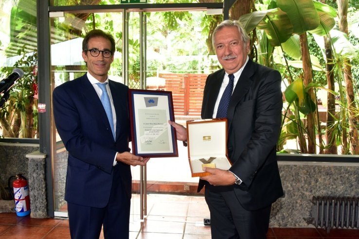 Pau Relat, presidente de Fira (izquierda), hizo entrega de la medalla a Javier Riera-Marsá.