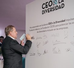 Ignacio Sevillano, firmando su adhesión a esta iniciativa que reúne a 60 CEO de grandes compañías españolas.