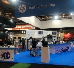 La compañía muestra la nueva HP Jet Fusion Serie 5200 en su stand.