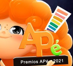 Mapi, la embajadora de APdigitales y los Premios APé, con el trofeo 2021.