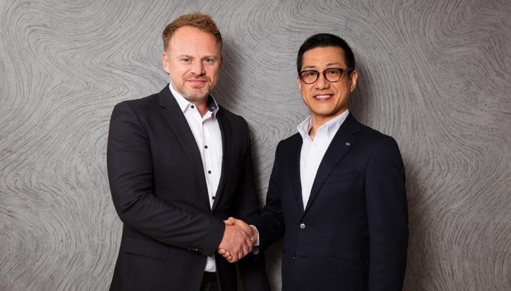 Aleksey Etin, CEO de UAB VEIKA, y Kohei Tanabe, presidente de Roland DG Corporation.