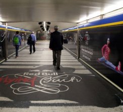 Red Bull Flyign Bach, en Metro de Madrid con JCDecaux y Zenith