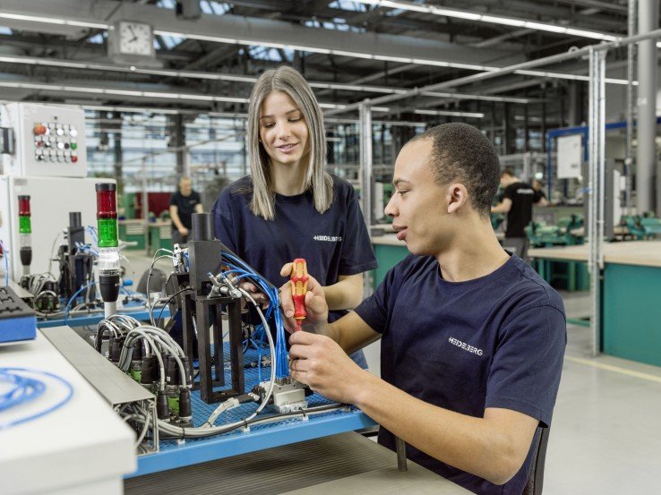 En septiembre, 125 jóvenes empiezan su formación o programa de estudios duales en HEIDELBERG.