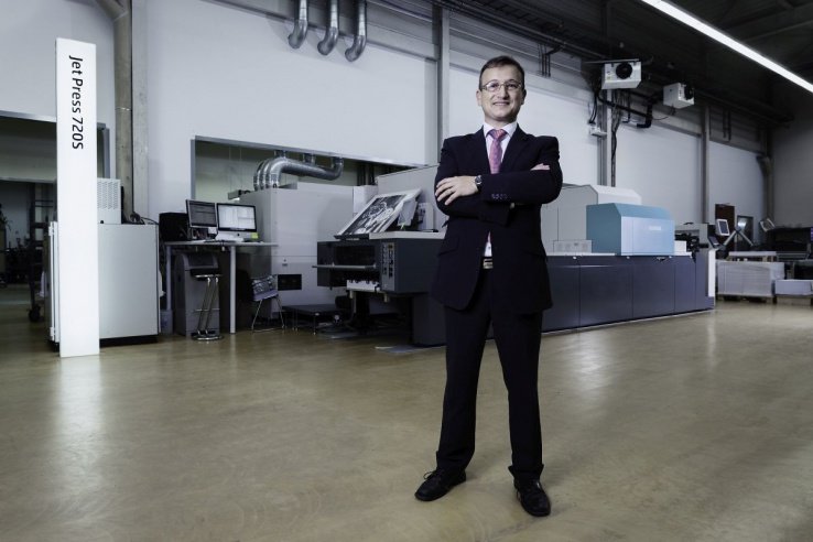 Francisco Martinez, CEO, Straub Druck & Medien AG con una de las dos Jet Press 720S instaladas.