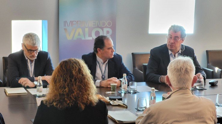 Ignasi Cusí (Graphispack Asociación) Xavier Armengou (Graphispag) y Josep Alcaraz (Graphispag) , en el encuentro con la prensa en el marco de Hispack 2024.