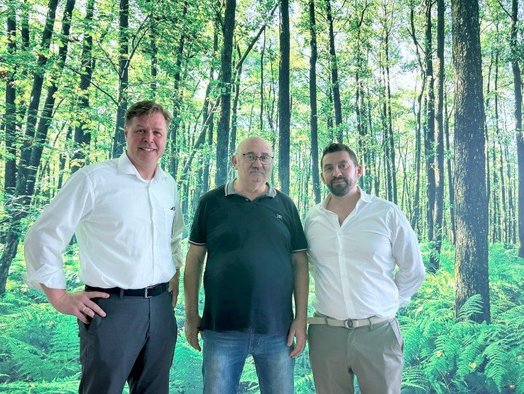 Roland Krapp, CEO de HEIDELBERG Spain; Javier Juárez, gerente de Gráficas Juárez; y Raúl Blanco, KAM de HEIDELBERG Spain, tras la firma de la nueva inversión.