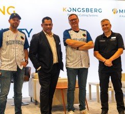 El director de Enfocus, Tim Bernaerdt; el presidente y CEO de Kongsberg PCS Stuart Fox; el director de Enfocus Appstore, Davy Verstaen; y John Wilson, director de Front-end Software Kongsberg PCS.