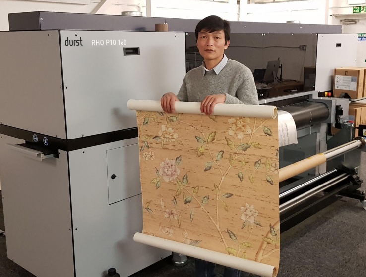 Qian es la única compañía en el mundo que combina papel pintado a mano con impresión digital.