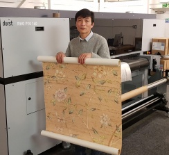 Qian es la única compañía en el mundo que combina papel pintado a mano con impresión digital.