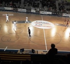 La pista del pabellón, perfectamente rotulada momentos antes de disputar el partido.