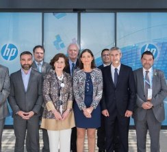 La Ministra Reyes Maroto, junto con Helena Herrero, Presidenta de HP Iberia, presidió el acto de inauguración, acompañada también por destacados miembros del gobierno central y regional.