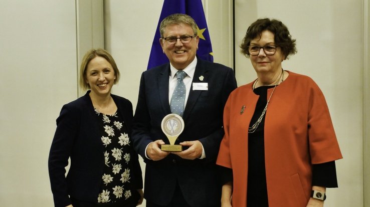 La eurodiputada Jytte Guteland, el gerente de Pro Carton, Tony Hitchin, y la presidenta de EPRC, Angelika Christ.