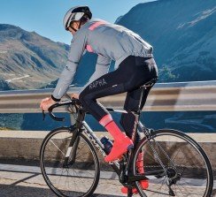 Las prendas de Rapha Racing redefinen el concepto de comodidad, rendimiento y estilo para ciclistas.