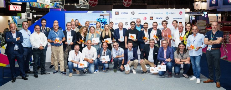 Foto de familia de los ganadores de esta séptima edición de los Premios APé al finalizar el evento.