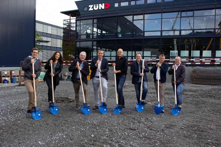 Reto Züst (Jefe de I+D), Antje Burgold (Real Estate Manager), el fundador de la compañía Karl Zünd, el CEO Oliver Zünd, Christoph Göldi (Architect gpa), Carl Keel (Project AG), Jürg Tobler (Site manager gpa) y Joachim Hasler (Visiona AG). 