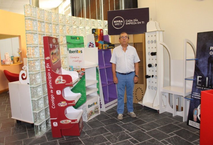 José López, director general de Ability, con una muestra de las aplicaciones que realizan en cartón.