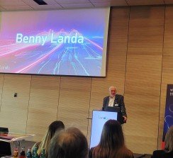 Benny Landa, fundador de la compañía, asistió a la pre-media conference, poniendo en valor la nanografía y su importancia en la industria gráfica.