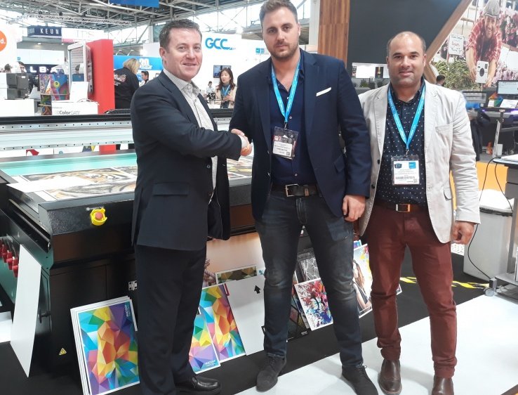 Graham Kennedy, director de Ricoh Industrial Printing Europe, junto a Xavi Esteban, CEO de DPIs, y David Salabert, director de Ventas de DPIs, en FESPA 2019.