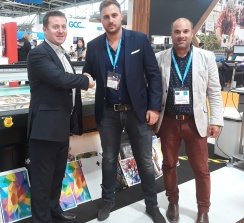 Graham Kennedy, director de Ricoh Industrial Printing Europe, junto a Xavi Esteban, CEO de DPIs, y David Salabert, director de Ventas de DPIs, en FESPA 2019.