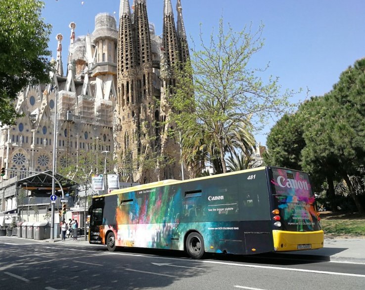 El autobús vinilado en uno de los puntos más emblemáticos de Barcelona, la Sagrada Familia.