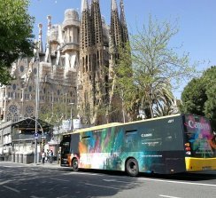 El autobús vinilado en uno de los puntos más emblemáticos de Barcelona, la Sagrada Familia.