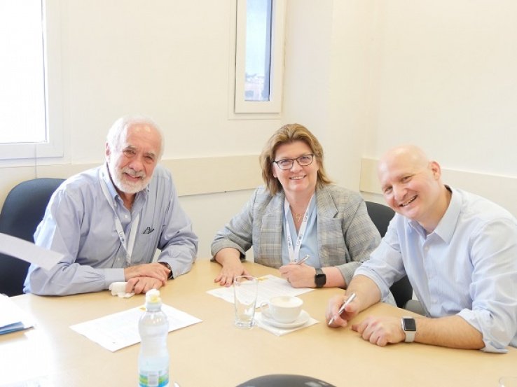 Benny Landa (Presidente de Landa), Cheryl Kahanec (CEO de Quantum) y Yishai Amir (CEO de Landa) firmando el acuerdo para la adquisición de la prensa digital S10P.