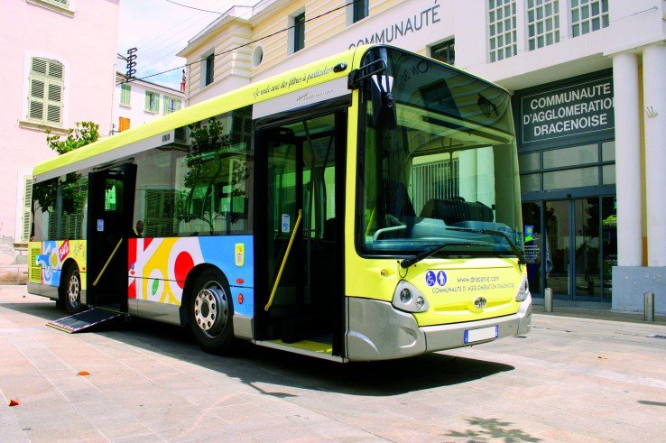 Este film se puede aplicar en una gran variedad de superficies en transporte público, edificios, empresas, comercios, etc.