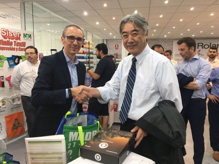 Miguel Blázquez, CEO de M2M, y Hidenori Fujioka, Presidente de Roland DG.