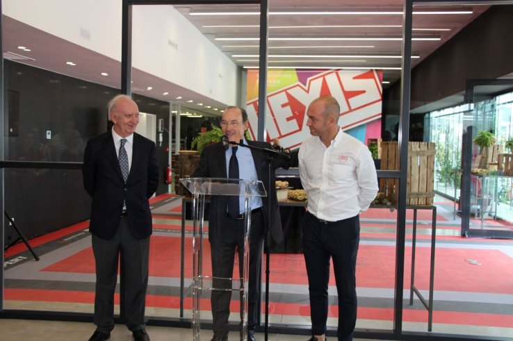 Xavier Casas, Michel Mateu y Clément Mateu, en un momento de la inauguración.