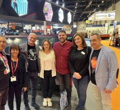 En FESPA, de izqda. a dcha., Marcelo Akierman, director comercial 3 Print; Beky Shemer, CEO 3Print; Ronen Samuel, CEO Kornit; Sagrario Martin-Borja y Javier López, de Creaciones Japy; Branka Falatko, Sales Manager Kornit; y Joaquín Hernández, 3 Print.